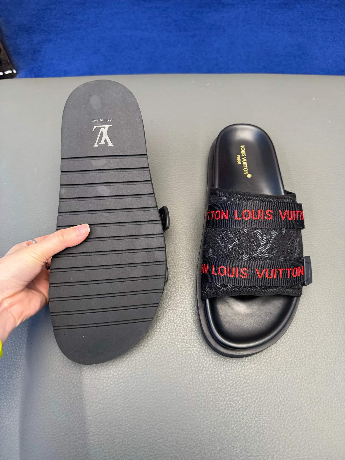 [L Home] P: 340💰Size: 38-45 Top purchasing lv men's summer slippers, classic presbyopia with soft real leather lining, unique color splicing effect, distinctive personality, fashionable and trendy essential style, light and comfortable. Lightweight and tough rubber insole, micro ridged foam outsole, super comfortable!